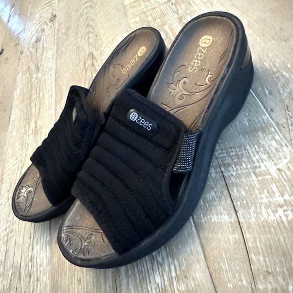Bzees lightweight black comfort slides size 7 EUC - Picture 3 of 6